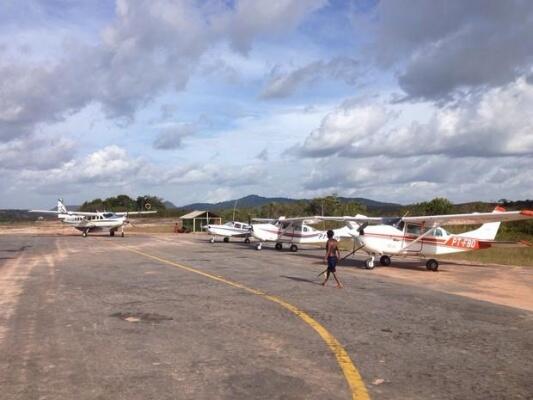 As aeronaves estão sem combustível para realizar a remoção de profissionais de saude, da área indígena à Boa Vista (Foto: Reprodução) As aeronaves estão sem combustível para realizar a remoção de profissionais de saude, da área indígena à Boa Vista (Foto: Reprodução)