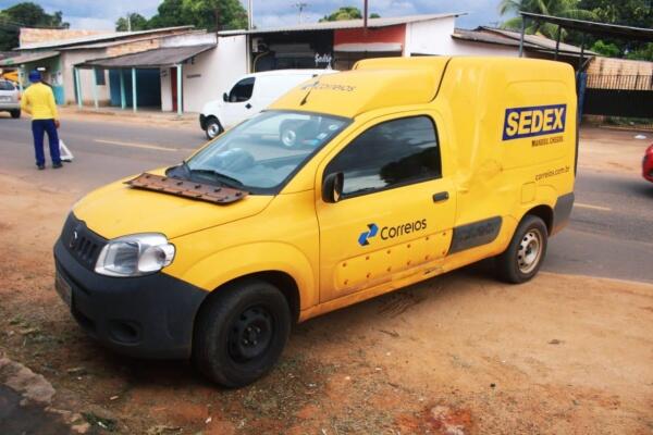 Motociclista teria tentado uma ultrapassagem e colidiu na lateral do veículo da estatal - Foto: Aldenio Soares