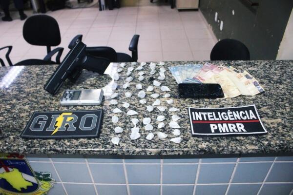 Os 56 invólucros foram encontrados com o mecânico no momento da abordagem. A arma e a balança estavam na casa dele - Foto: Aldenio Soares