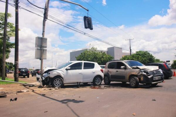 A frente de ambos os veículos ficou destruída - Foto: Aldenio Soares