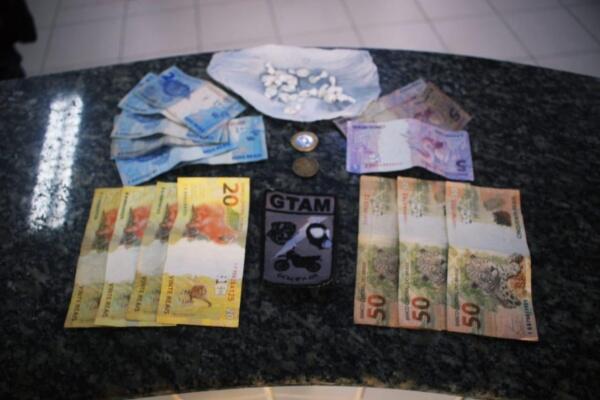 A GTAM apreendeu R$ 262, e 20 trouxinhas de entorpecentes (Foto: Aldenio Soares)