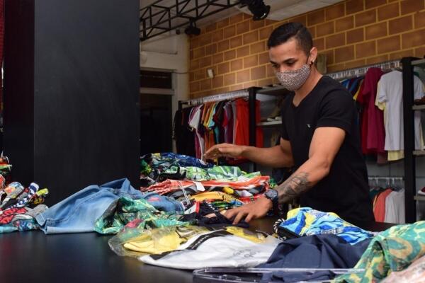 São ofertadas vagas para farmacêuticos, vendedores, garçom, cozinheiro e entre outros (Foto:  Nilzete Franco/Folhabv)