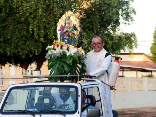 Padre Revislande Araújo na comemoração ao dia de Nossa Senhora do Perpétuo Socorro de 2020 - Foto: Neia Dutra/FolhaBV