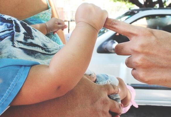 Avaliação do Conselho Tutelar é que bebê estava precisando de cuidados de higiene (Foto: Arquivo FolhaBV)