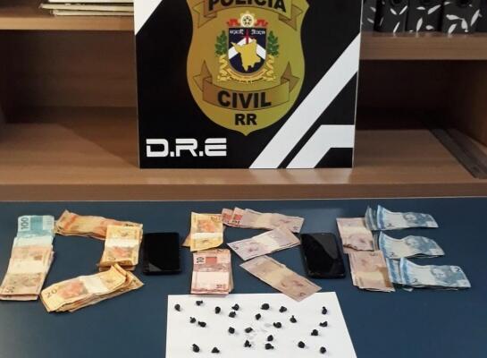 Foram apreendidos 24 invólucros de entorpecentes, dois aparelhos celulares e cerca de R$1.500 - Foto: Ascom/Polícia Civil