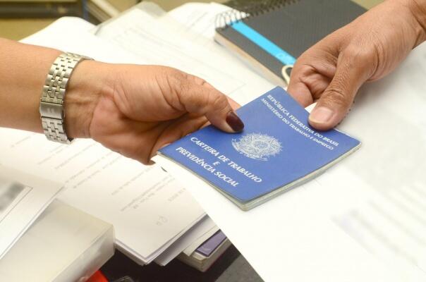 São ofertadas vagas para cinegrafista, garçom, vendedor, cozinheiro entre outras funções (Foto: Nilzete Franco/FolhaBV)