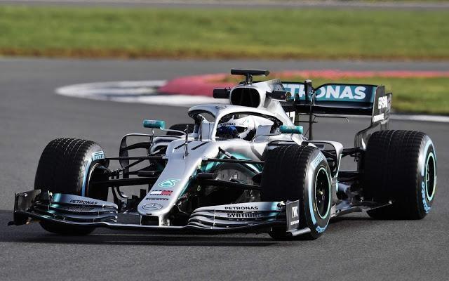 Hamilton faz teste de checagem da nova Mercedes— Foto: Divulgação