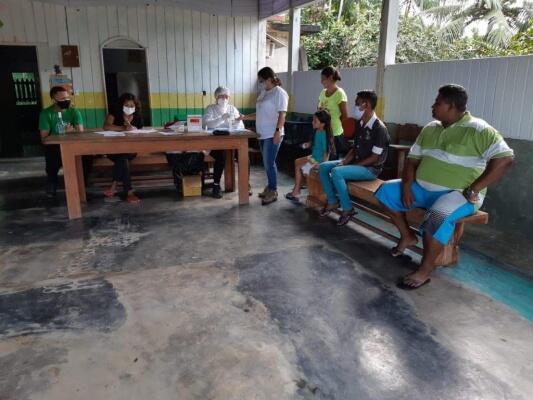 Os moradores das comunidades ribeirinhas do Baixo Rio Branco, recebem atendimentos de saúde (Foto: Divulgação)
