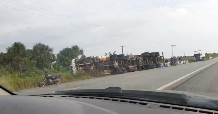 Carreta de soja tombou e não teve derramamento de combustível, segundo os Bombeiros - Foto: Divulgação/Redes Sociais