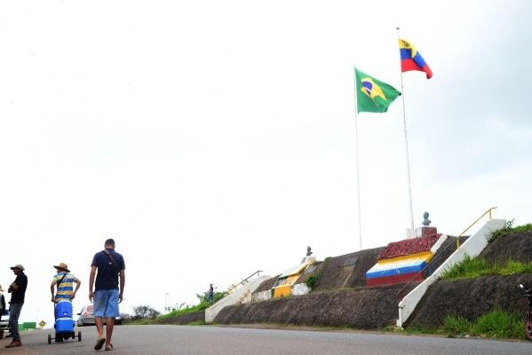 Jorge Everton frisou que muitos venezuelanos atravessavam diariamente a barreira entre os dois países em busca de alimentos e medicamentos (Foto: Néia Dutra / FolhaBV )