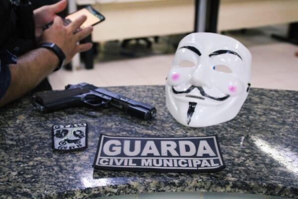 Adolescentes foram apreendidos com uma arma simulacro e uma máscara - Foto: Aldenio Soares