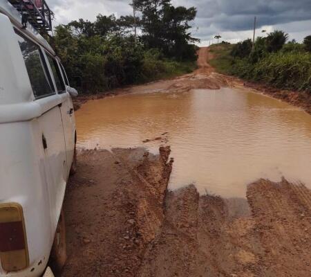 Atoleiros se formaram em vários pontos da estrada (Foto: Divulgação)