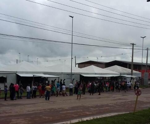 Fila no centro de triagem em Pacaraima (Foto: Divulgação)