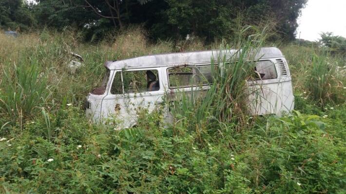 Segundo moradores, os carros e motos estão lá há mais de três anos (Foto: Divulgação)