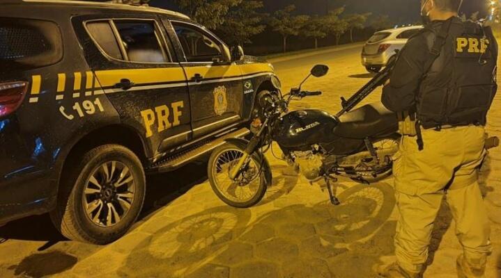 A motocicleta foi encaminhada ao 5º Distrito Policial para ser devolvida ao proprietário - Foto: Divulgação/PRF