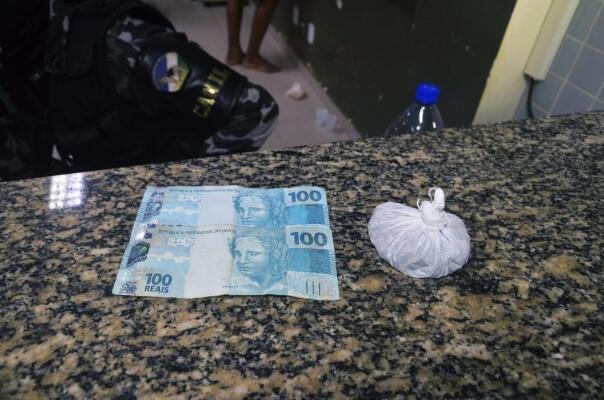 Além do veículo, foram apreendidos 30 gramas de sementes que supostamente seriam de maconha e R$ 200 - Foto: Aldenio Soares