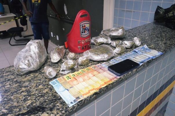 Itens apreendidos foram levados para a delegacia (Foto: Aldênio Soares)