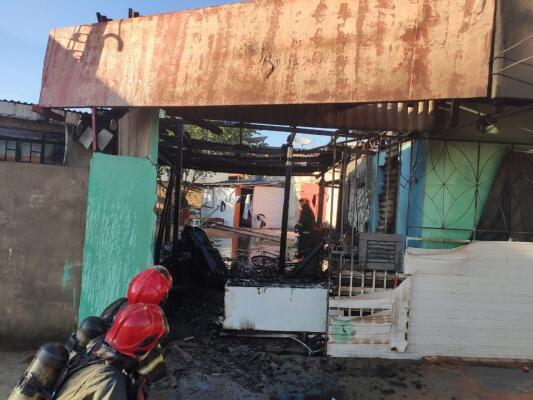 Moradores auxiliaram a conter o fogo até chegada dos Bombeiros (Foto: CBMRR)