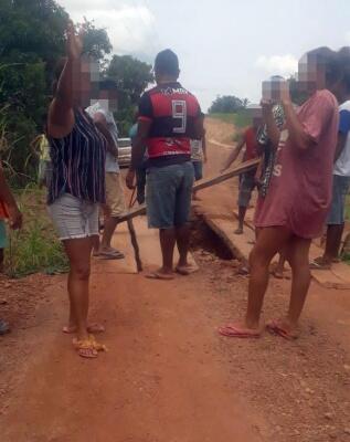 Os moradores reclamam da situação da estrada e das pontes quebradas (Foto: Divulgação)