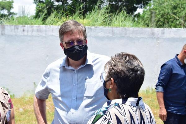 Embaixador dos EUA no Brasil, Todd Chapman durante visita ao abrigo - Foto: Nilzete Franco/FolhaBV