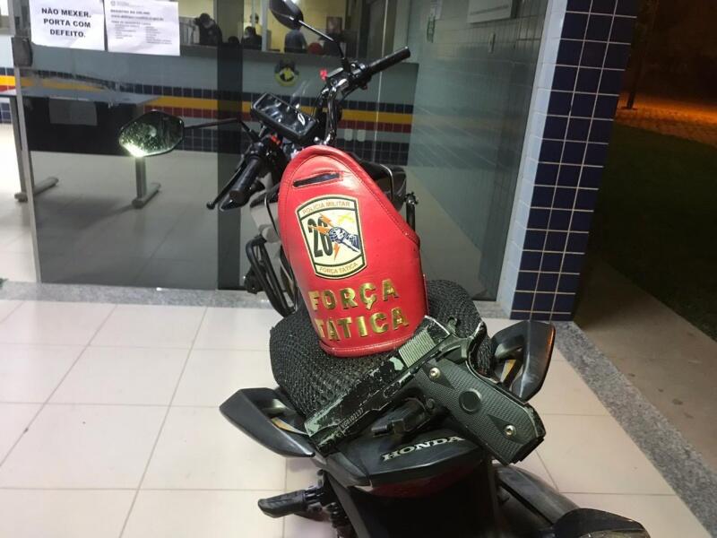 A dupla não conseguiu fugir na motocicleta por conta do alarme e da partida bloqueada - Foto: Aldenio Soares