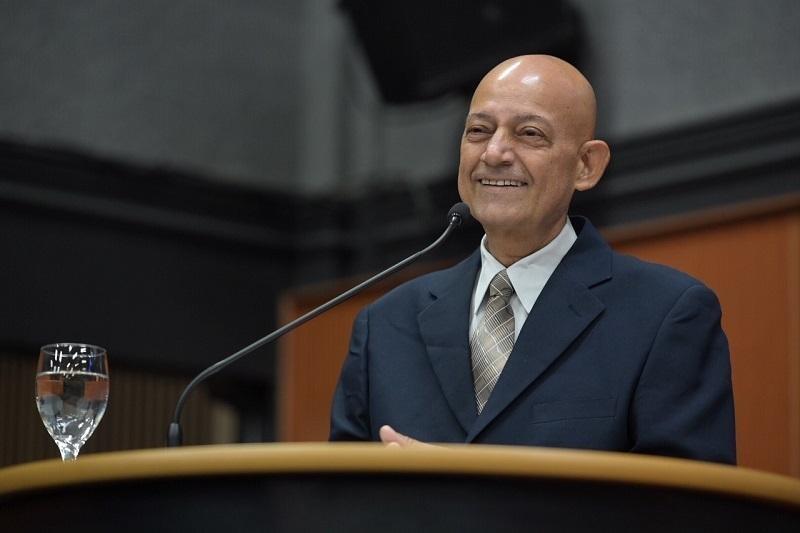 No ano passado Roberto Lopes recebeu o título Cidadão Benemérito, pela atuação no esporte e na política local (Foto: Orib Ziedson)