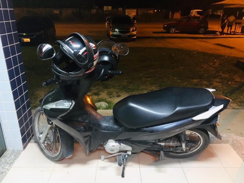 Dupla disse à GCM que moto usada no assalto pertence a tia de um deles - Foto: Aldenio Soares
