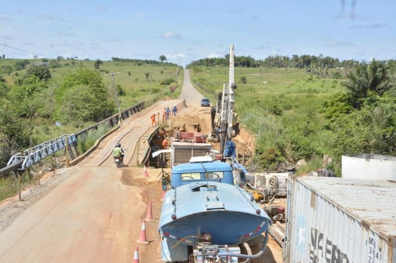 A primeira está sendo construída sobre o rio Mucajá (Foto: Charles Bispo/Secom RR)