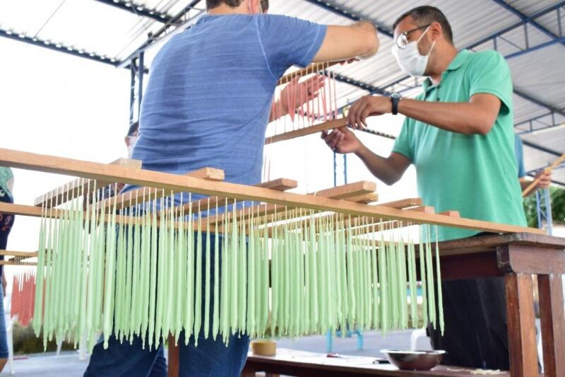 Fabricação de velas é para "Noite da Iluminação" (Foto: Nilzete Franco/FolhaBV)