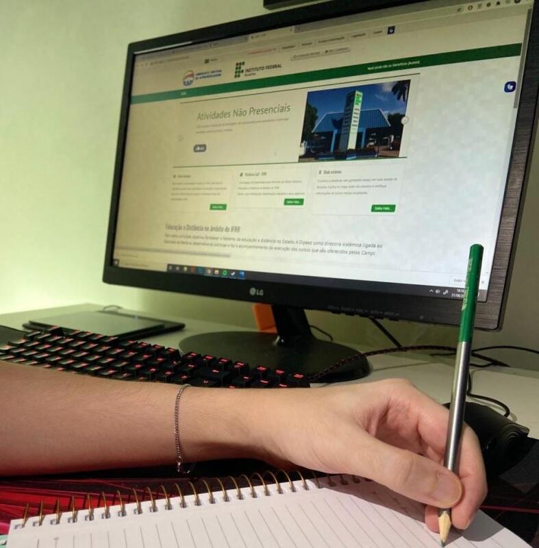 Os contemplados com o auxílio deverão utilizá-lo para adquirir recursos ou serviços que lhes possibilitem acesso à internet (Foto: Divulgação)