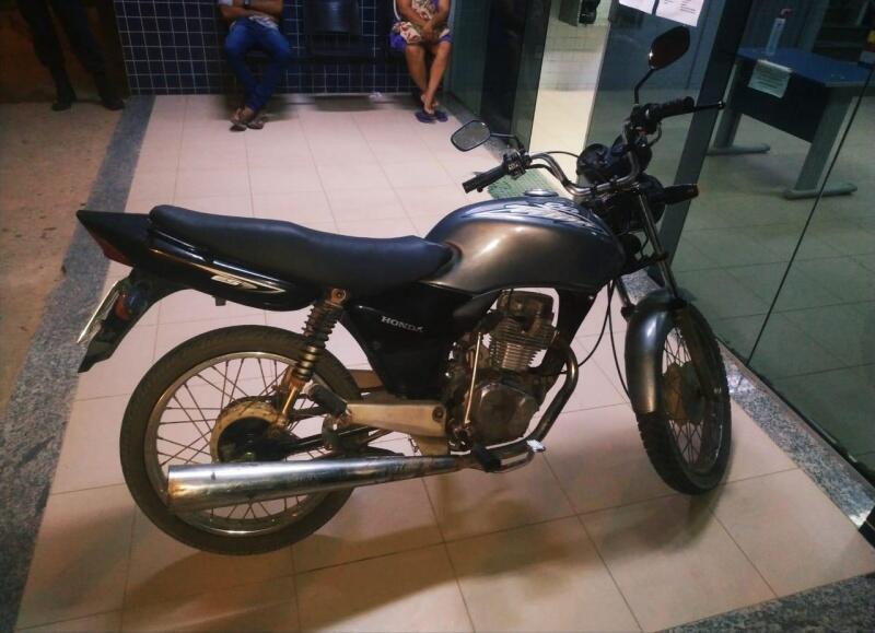 A motocicleta foi apresentada no 5° DP (Foto: Adryan Vinicius)