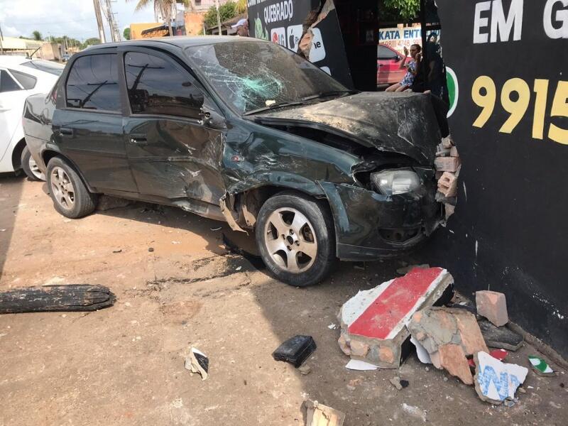 A Polícia Militar foi acionada, porém os motoristas não sofreram ferimentos graves (Foto: Adryan Vinicius)