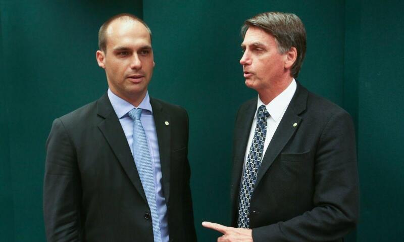 Eduardo Bolsonaro (com o presidente Jair Bolsonaro), disse que a extração ilegal de ouro na Venezuela estaria servindo para sustentar parte da narcoditadura do presidente Nicolas Maduro (Foto: Fábio Rodrigues Pozzebom/Agência Brasil)