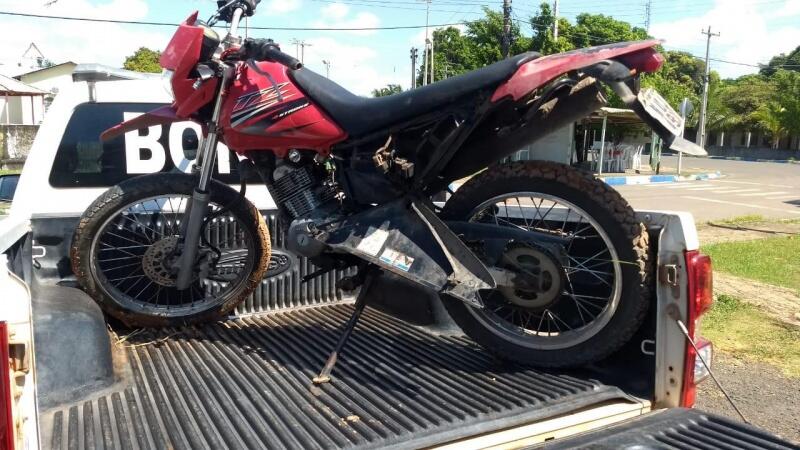 Motocicleta havia sido furtada em Boa Vista e abandonada em Bonfim (Foto: Adrian Vinicius)