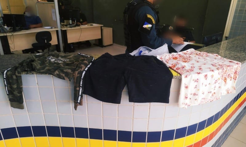 Dupla foi detida com roupas (Foto: Adryan Vinícius)