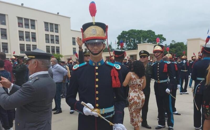 O estudante foi aceito na escola Preparatória de Cadetes do Exército e vai ingressar como cadete na Academia Militar das Agulhas Negras (Foto: Divulgação)