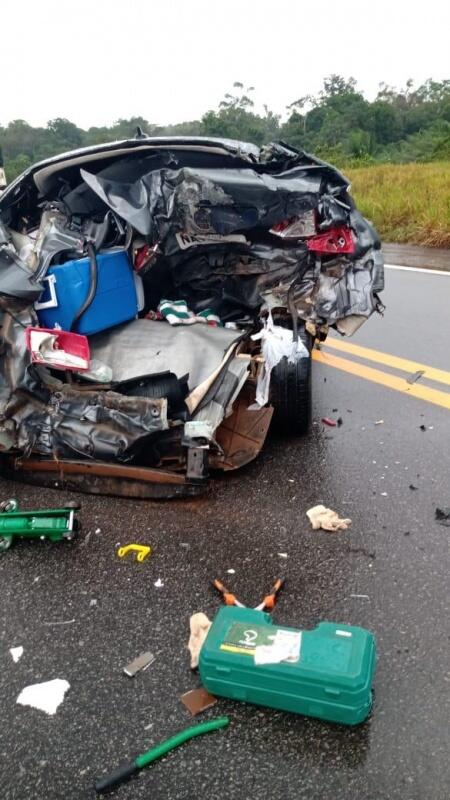 Traseira do carro conduzido pelo militar ficou completamente destruída com a colisão - Foto: Divulgação