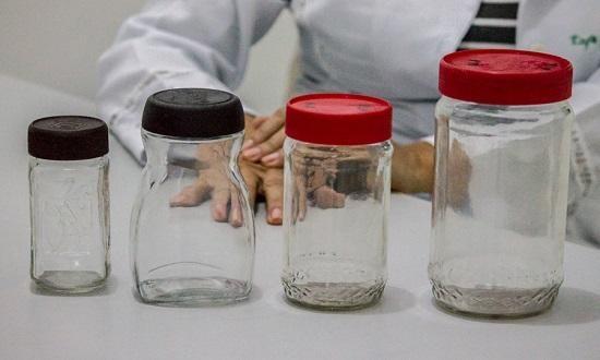 Os potes de vidro são esterilizados pelo banco de leite materno e encaminhado às mamães doadoras (Foto: Divulgação)