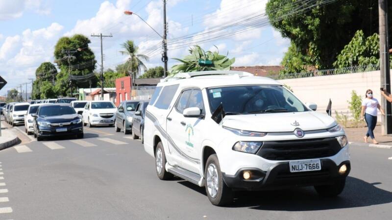 Cortejo saiu da Prefeitura de Boa Vista e seguiu para o Cemitério Nossa Senhora da Conceição (Foto: Nilzete Franco/FolhaBV)