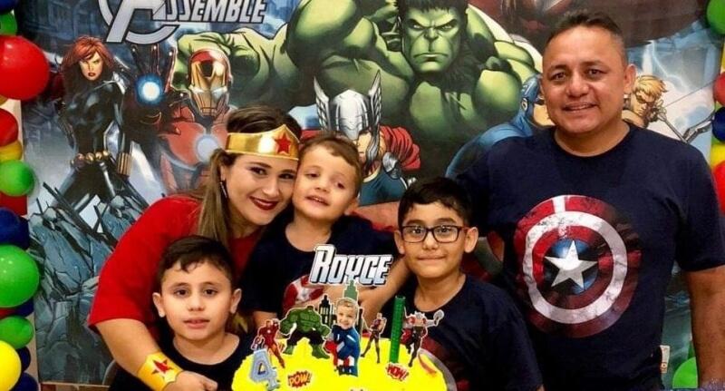Rickson (lado esquerdo) com a mãe Juliana e os irmãos Renzo e Royce e o pai Emerson Rosas (Foto: Arquivo pessoal)