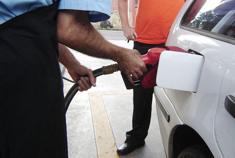 A Petrobras reduz, nesta terça-feira (27), os preços da gasolina e do diesel nas refinarias em 5% e 4%, respectivamente (Foto: Agência Brasil)