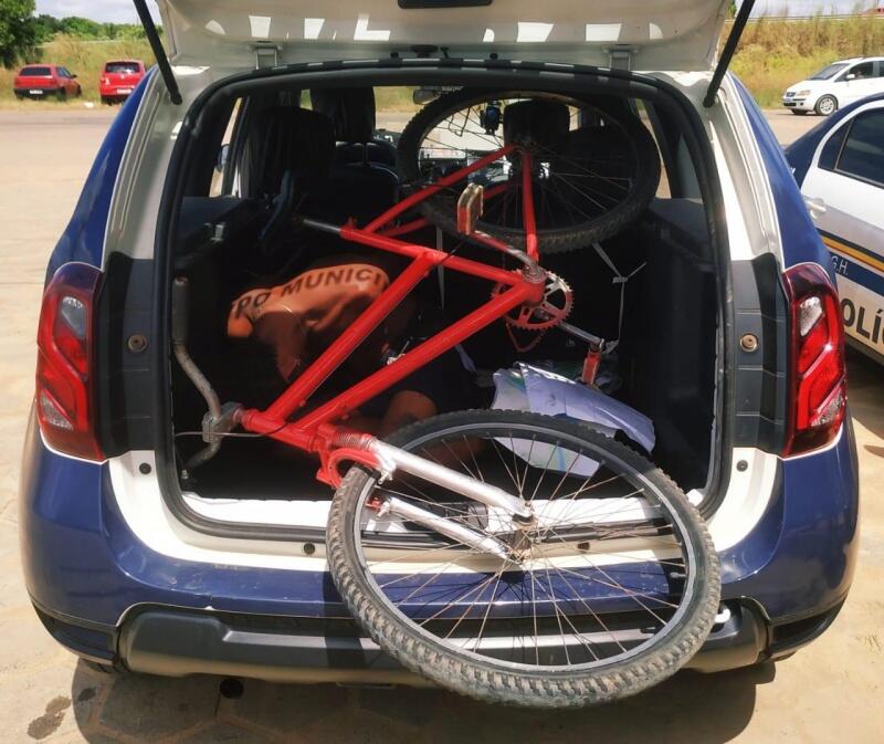 O homem estava de bicicleta e, após algemado, foi conduzido ao 5º DP (Foto: Aldenio Soares)