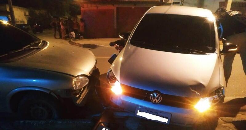 A condutora perdeu o controle e o carro dela bateu em uma viatura do Giro e em motocicleta, que bateram em mais dois veículos estacionados (Foto: Aldenio Soares)