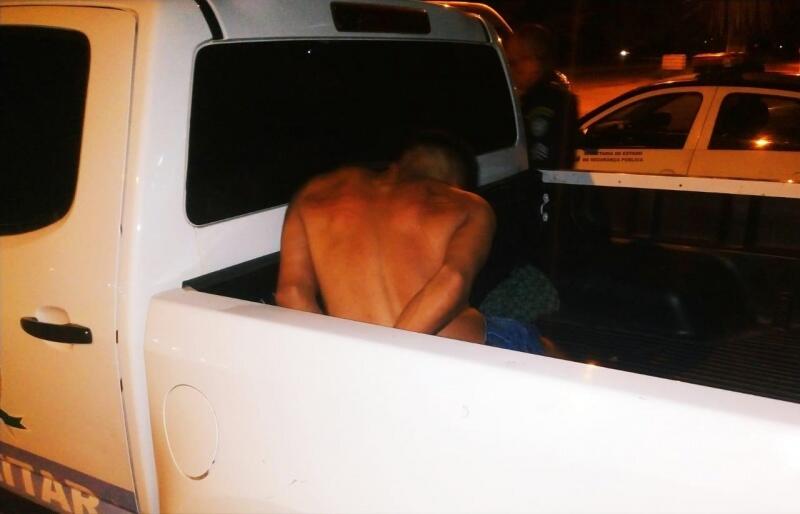 O jovem  foi imobilizado e algemado e conduzido até o 5°Distrito Policial (Foto: Aldenio Soares)