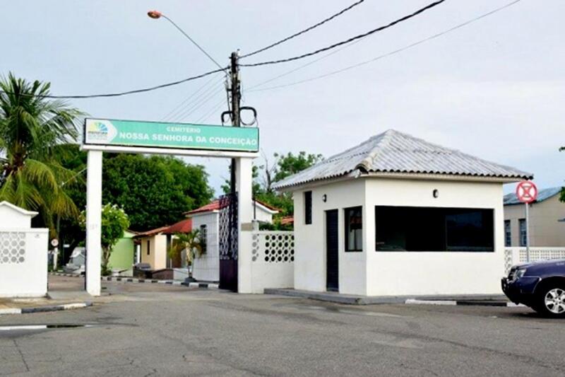  Sem velórios e com caixões lacrados, os enterros em tempos de covid-19 exigiram mudanças nos rituais religiosos (Foto: Nilzete Franco)