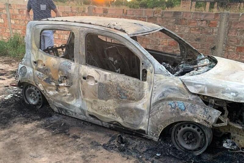 O carro foi encontrado em chamas no bairro Operário (Foto: Divulgação)