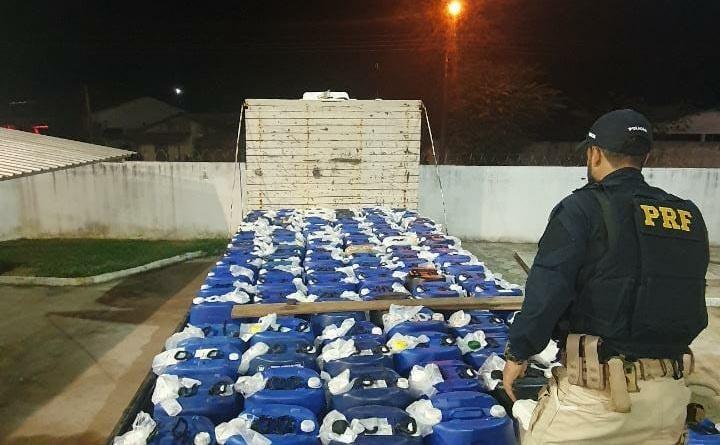Na carroceria foram encontrados 3,9 mil litros de diesel e 1,2 mil litros de gasolina distribuídos em galões (Foto: Nucom/PRF)