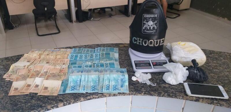 Os policiais encontram dinheiro e um pacote grande de entorpecente (Foto: Divulgação)