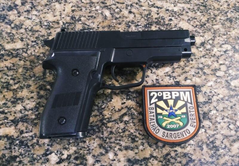 Simulacro da arma de fogo foi apreendido pela polícia (Foto: Aldênio Soares)