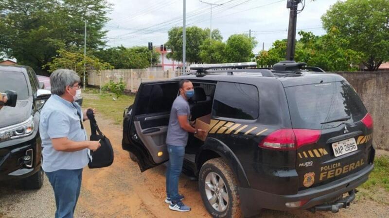 Policiais federais apreenderam materiais na Univirr (Foto: Edilson Rodrigues/FolhaBV)